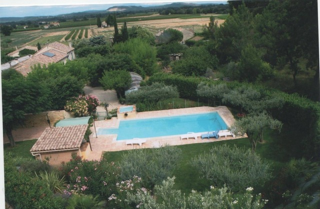 Mas provençal dans domaine viticole avec piscine (11mx5m)