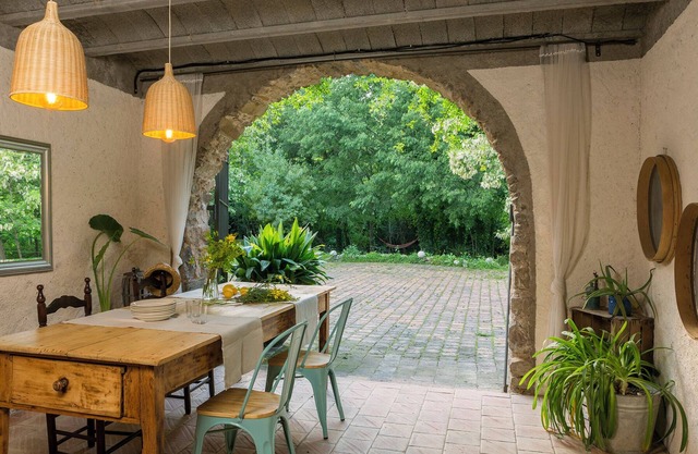 Ferme 'El Celler - Can Bonet' avec vue sur les montagnes, piscine partagée et Wi-Fi
