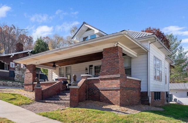 Charming 3-bedroom house with WiFi, AC in lovely French Lick.