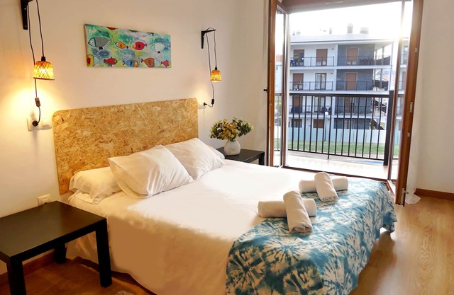 Appartement avec vue sur la mer et piscines, avec parking privé