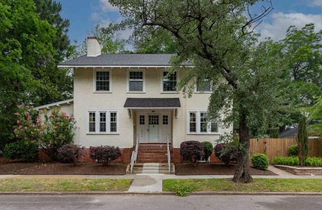 111) Massive 6 bedroom home with a Pool!