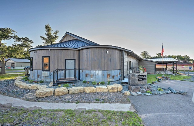 Massive Hatfield 'Loon Lodge' w/ Roller Rink