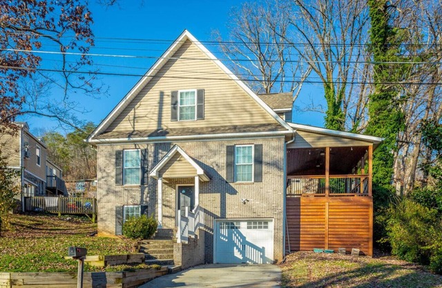07) Massive home/Downtown/Garage/Fenced in yard