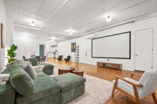 Massive SoHo Loft 4 Bedrooms 2 Bath 7 Beds