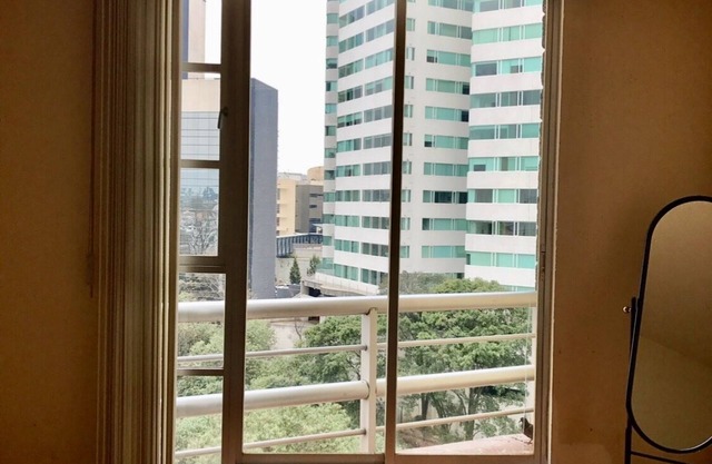 CHAMBRE PRINCIPALE qui est à l'intérieur de l'appartement si proche du centre commercial Santa Fe et de la zone corporative. Petite copropriété calme et sécurisée 24h / 24 toute l'année. À proximité de Santa Fe et entouré de petites épiceries, pharmac...