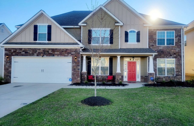 Master's Rental with 4500 sqft. 10 miles to tournament