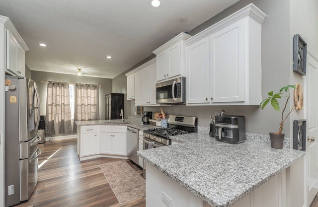 Masters Rental-14 minute drive, 4-bedroom house, with privacy, screened porch