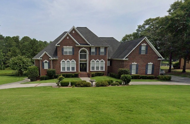 Masters rental - large 5-bdrm home w/ huge porch, pool, hot tub & game room.