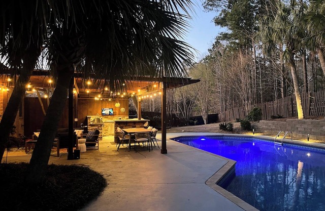 Masters Retreat - 2 Bed, Pool, Outdoor Kitchen, & Home Gym