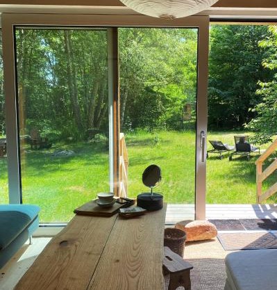 Masurian District home office praca zdalna remote work internet SATELITARNY STARLINK speed 155MBs download, trzy oddzielne stoły do pracy w trzech pomieszczeniach