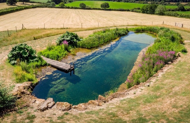 Mattie's Loft - peaceful, tranquil, private garden/hot tub, swimming lake.
