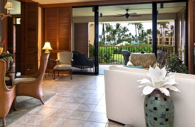 Au bord de l'océan, le Mauna Lani Resort sur la terrasse - Promenade vers les plages de sable blanc