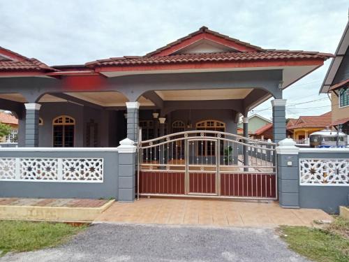 Mawar Homestay Camelia 5 Bedroom 3 Bathroom - Near Airport and Gong Badak Stadium