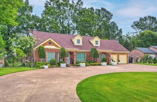 Maxie's retreat: Spacious 6-bedroom house w/large entertainment Rm & in Memphis.