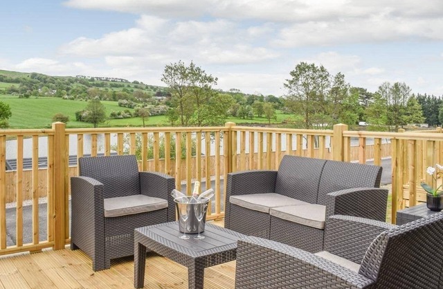 Luxury, 2 bed, pet-friendly lodge set on the side of a beautiful fishing lake.