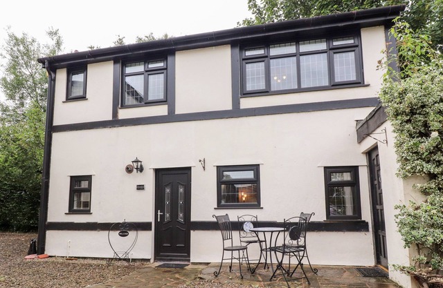 MAYFIELD COTTAGE, family friendly, with pool in Blackpool