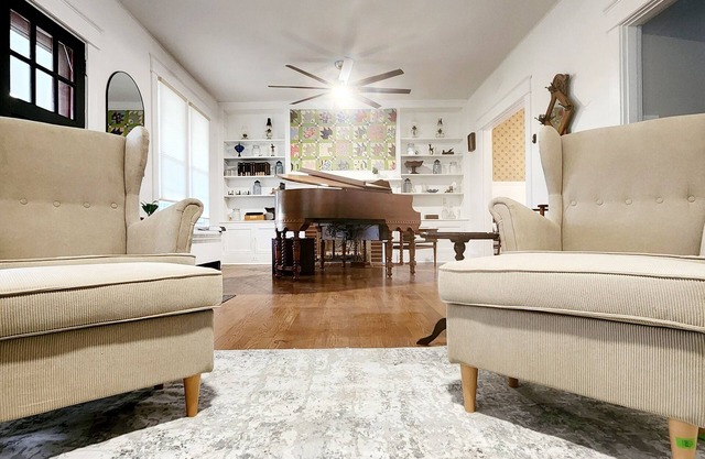 Mayor's Family House Hot Tub, Piano & 2 Kitchens - 5 Minutes to Ark - Sleeps 16+