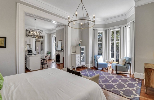 Maison historique de luxe 1869 du maire pour 4 sur la place!