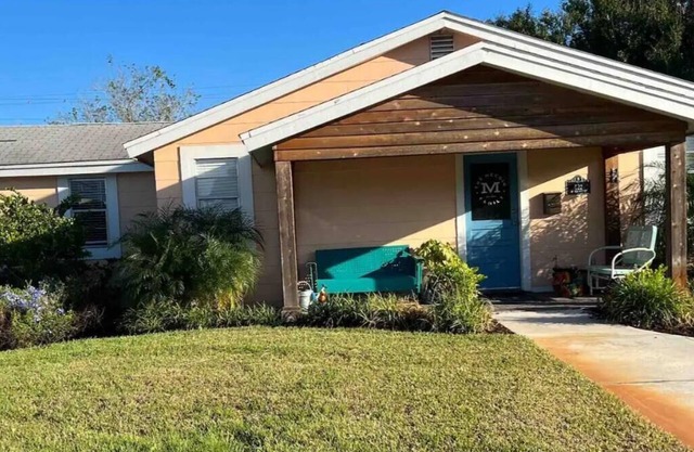 Mccoin Home-Centrally located-HOTTUB!