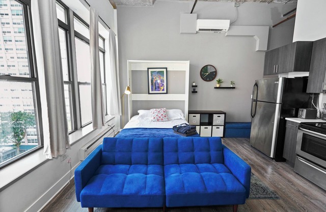 McCormick Place Designer Studio with optional parking for up to 4 guests