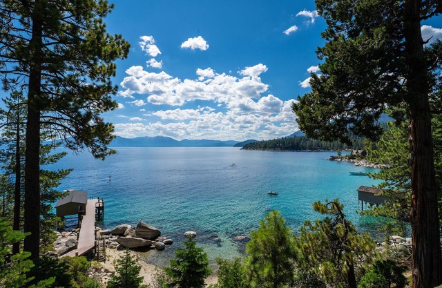 McCown Lakefront: 5 BR / 4 BA maison / chalet en Tahoma, pour 14 personnes