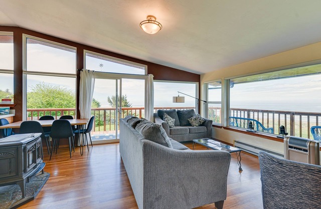 Oceanfront 'Clam Beach House' w / vues et bain à remous!