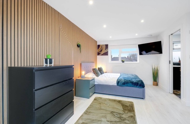 MDPS HA4 Bedford Rd 110 - 6 Bedroom and 4 Bath Bedford House + Private Garden