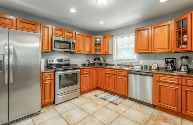Meade Manor - 3bd-2bth - 2000+sf - Central Location - Quiet street - Game Room