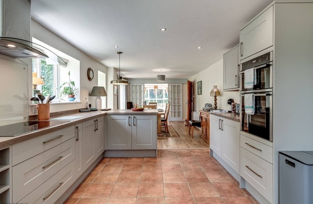 Spacious Oxford countryside home with hot tub sleeps 8