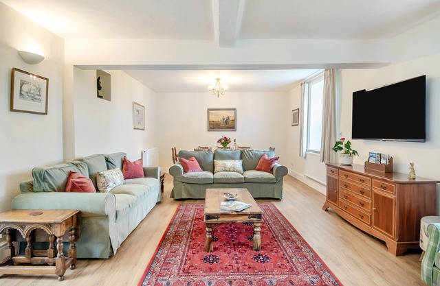Meadow Farmhouse - Cinq Chambres Maison, Couchages 10