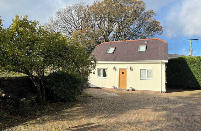MEADOW VIEW, romantic, country holiday cottage in Penygroes