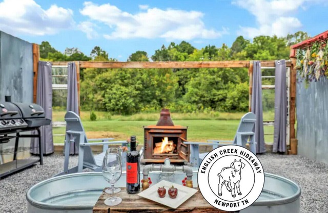 Meadow View · Romantic Glamping Stay w/Barn, Outdoor Tub & Sauna