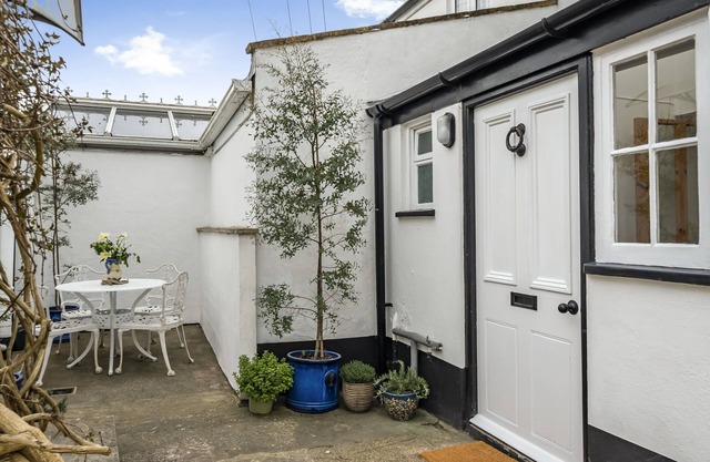 Meads Cottage - sleeps 3 guests in 2 bedrooms