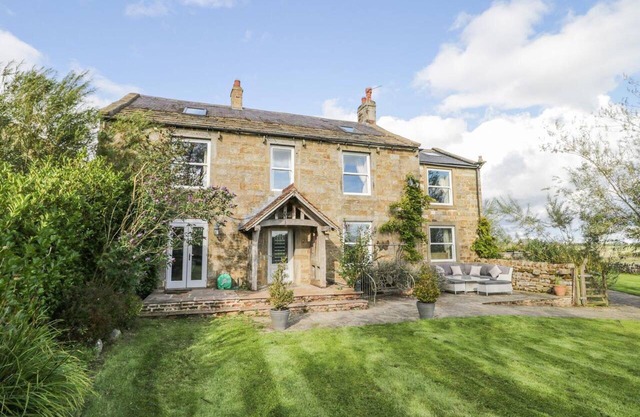 Meagill Farmhouse, hot Tub, bbq hut