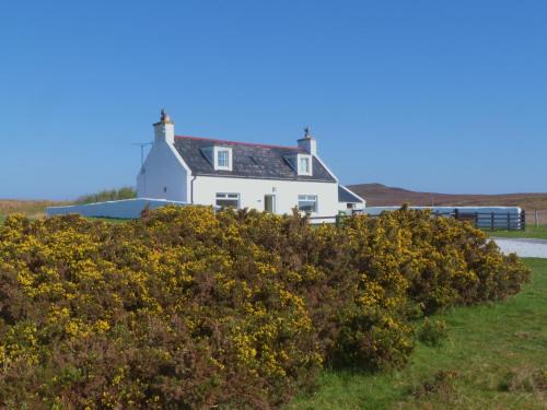 Meall Dubh - coastal cottage with stunning views