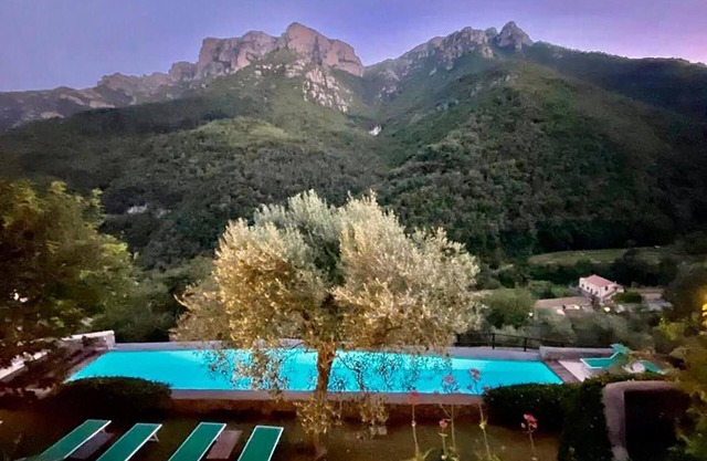 Oasis de montagne médiévale avec jardin privé et vue incroyable sur la montagne