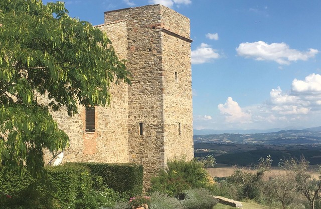 Tour médiévale dans le village de MONTELAGELLO PG