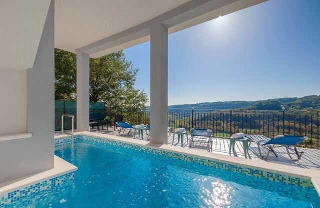 Appartement méditerranéen avec vue panoramique, piscine, parking privé, barbecue