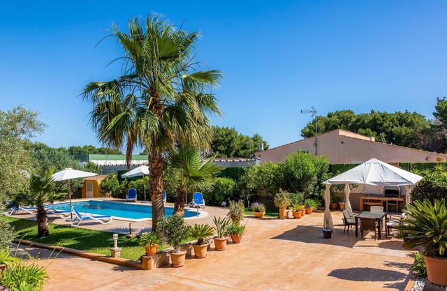 Chalet méditerranéen S'Oratge avec piscine, jardin, Wi-Fi et terrasse