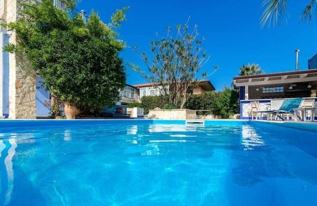 Villa avec piscine en bord de mer