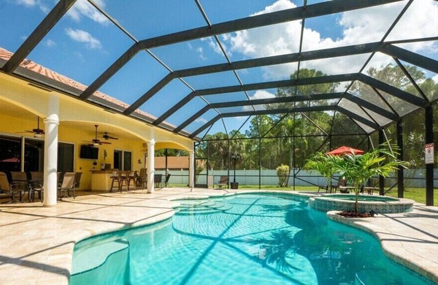 Hurricane safe home !!! Piscine privée chauffée et spa! Dors 15 et Fido aussi !!!!