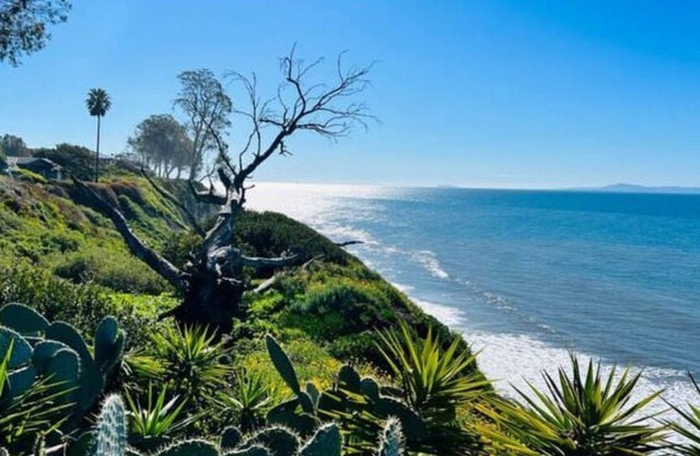 Mediterranean Villa on the Mesa-Walk to the Beach