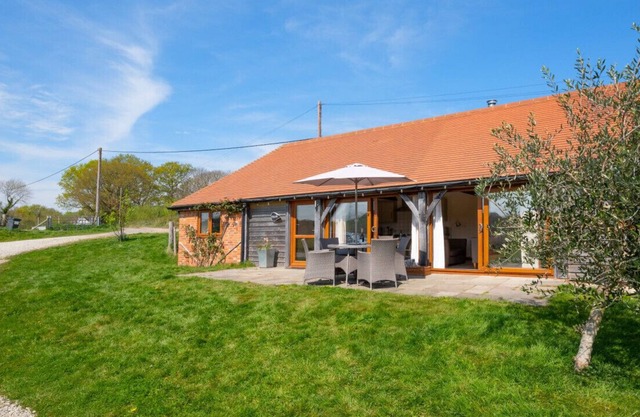 Medlars - Two Bedroom House, Sleeps 4