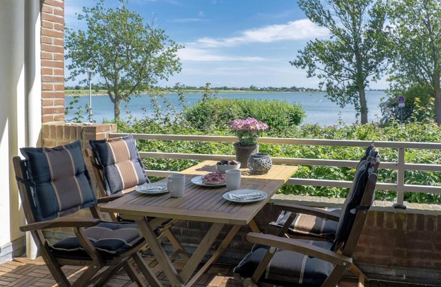 Meerblick Lemkenhafen – Ferienwohnung