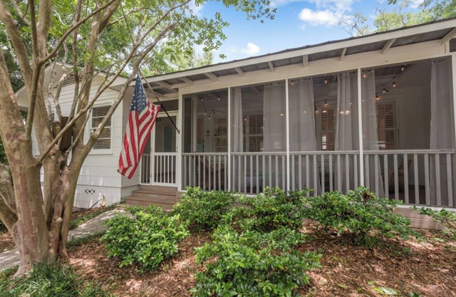 “Meet Me in Fairhope”-Walk to bay and beach in sought after Magnolia Beach