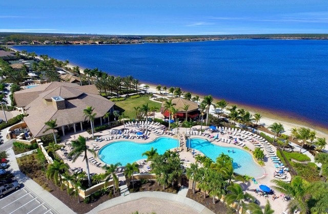 MEGA-Luxury Waterfront House 4 bed/4 bath w/ Private Pool in 5☆ Resort Community