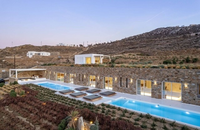 Mega Mansion II - Six Chambres Villa, Couchages 13