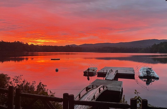Megunticook Lake cottage with stunning views of Mount Megunticook