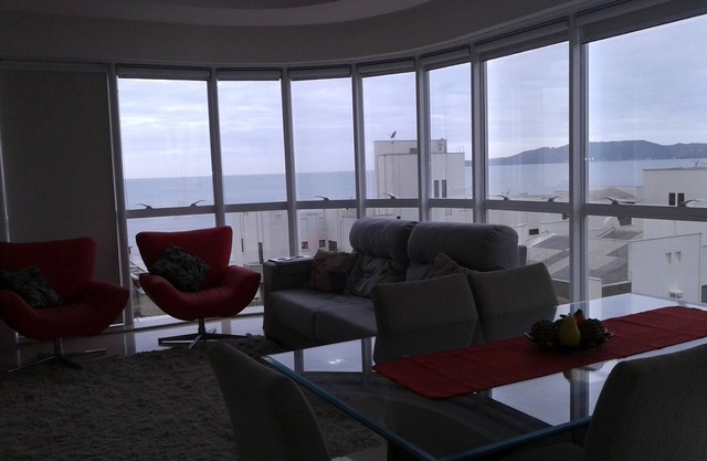 Meia Praia. Apt 2 suites, 2 places de parking, un demi pâté de maisons de la mer et de la promenade