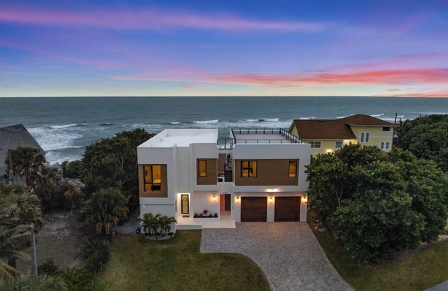 Melbourne Oasis: Beach access, pool & rooftop deck